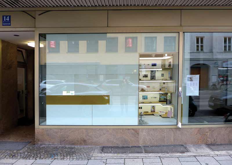 Das KloHäuschen  Ne travellez jamais II - ArtPros